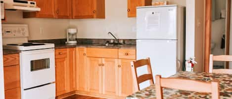 Kühlschrank, Mikrowelle, Herdplatte, Wasserkocher mit Kaffee-/Teezubehör