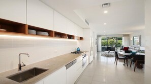 Micro-ondes, four, plaque de cuisson, lave-vaisselle