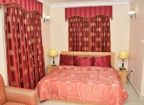 클래식룸 | 각각 다른 스타일의 인테리어, 각각 다르게 가구 비치, 책상, 노트북 작업 공간