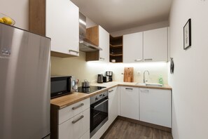 Kühlschrank, Mikrowelle, Ofen, Herdplatte