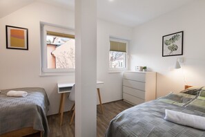 2 camere, una scrivania, ferro/asse da stiro, culla da viaggio