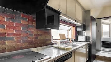 Apartment 4F, Non smoking | Private kitchen | Fridge, microwave, stovetop, coffee/tea maker