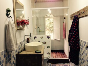 Shower, towels, soap, toilet paper - Urutau - Country House (Cunha)