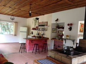 Jääkaappi, uuni, liesi, kahvin-/teenkeitin