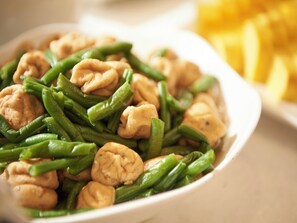 A bowl of stir-fried cashew nuts and green beans. - Keio Presso Inn Kanda (Tokyo)