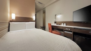 A hotel room with a large bed, a desk with a chair, a flat-screen TV, and a modern lamp. - Keio Presso Inn Kanda (Tokyo)