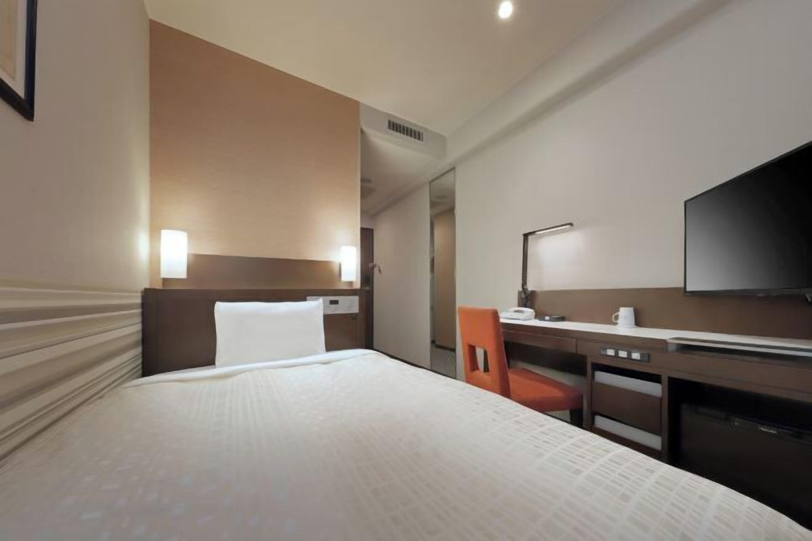 WiFi (無料)、ベッドシーツ