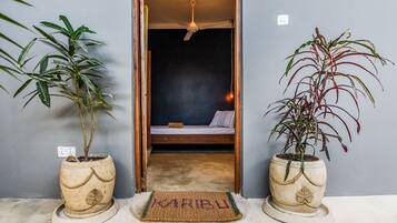 Kamar Triple, teras, tepi pantai | Didekorasi berbeda-beda, tirai kedap cahaya, dan setrika/meja setrika