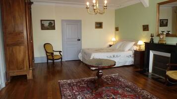 高级三人房, 无烟房, 私人浴室 | 高档床上用品、特色装修、特色家居、办公桌