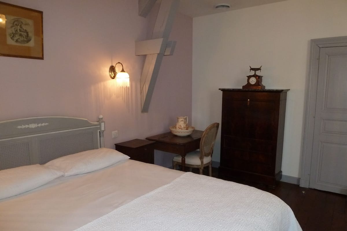 Romantische kamer (Lilas) | Luxe beddengoed, individueel gedecoreerd, individueel gemeubileerd