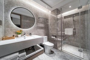 Shower, rainfall showerhead, free toiletries, hair dryer - Kare Hotels (Shenzhen)