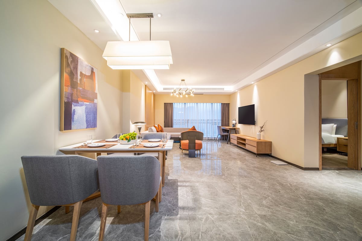 Apartemen Superior (高级两室一厅) | Ruang keluarga | Televisi LCD 50-inci dengan saluran TV satelit, TV, dan film berbayar