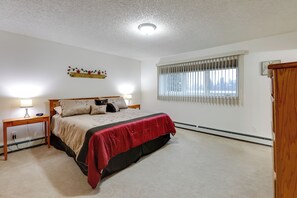 3 bedrooms, desk, laptop workspace, iron/ironing board - Fairbanks Alaskan Abode ~ 1 Mile to Pioneer Park! (Fairbanks)