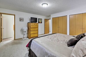 3 habitaciones, escritorio y espacio para trabajar con laptop