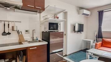 Apartemen, Bebas Asap Rokok (102) | Dapur kecil pribadi | Lemari es, microwave, kompor, dan pemanggang roti