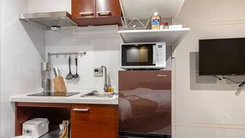 Fridge, microwave, stovetop, toaster