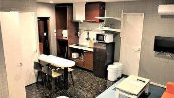 Apartment, Non Smoking (202) | Living area | 32-inch flat-screen TV with cable channels, TV