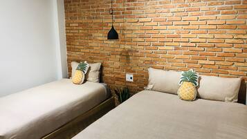 Apartamento, 1 quarto (Triple) | 1 quarto, escrivaninha, espaço de trabalho para notebook