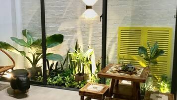 Apartamento, 1 quarto (Triple) | Área de estar | TV de tela plana