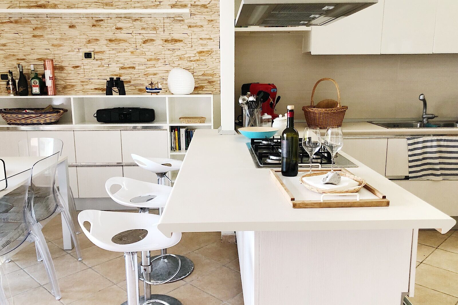 Micro-ondes, four, lave-vaisselle, cafetière/bouilloire