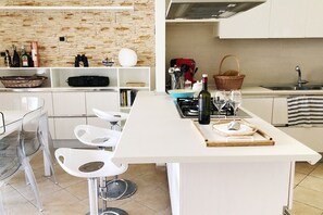 Microwave, oven, dishwasher, coffee/tea maker