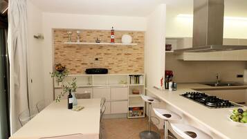 Mikrowelle, Ofen, Geschirrspüler, Wasserkocher mit Kaffee-/Teezubehör