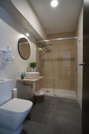 Doppelzimmer | Badezimmer | Dusche, Haartrockner, Handtücher, Seife