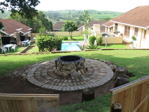 BBQ/picnic area - Palm Beach Chalets (Port Edward)