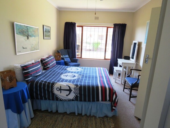 Comfort Chalet (1) | 1 bedroom, desk, iron/ironing board, bed sheets - Palm Beach Chalets (Port Edward)
