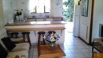 Nhà gỗ tiện nghi đơn giản (1) | Bếp riêng | Tủ lạnh, lò vi sóng, lò nướng, bếp nấu