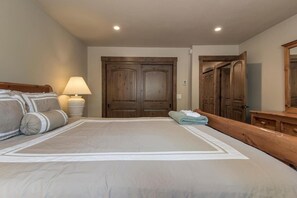 4 habitaciones, tabla de planchar con plancha y cuna de viaje