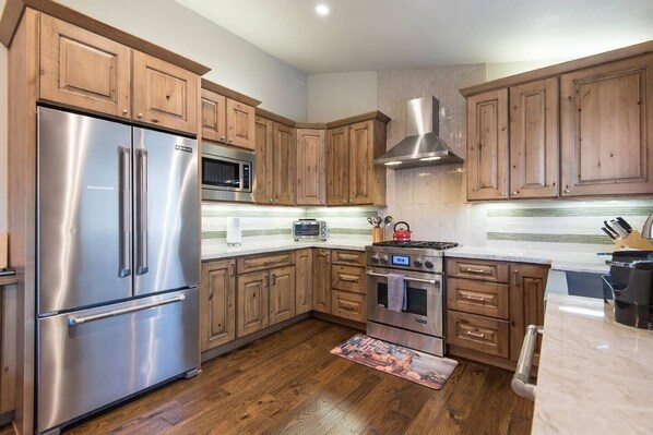 Refrigerador, microondas, horno, placa de cocina