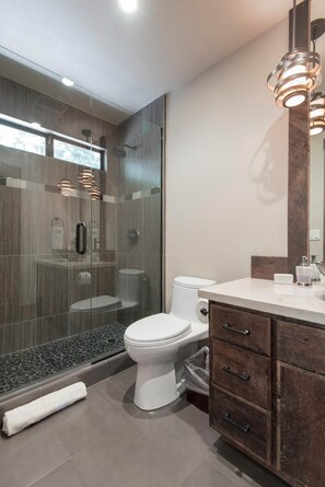 Hair dryer, towels, shampoo, toilet paper - Tranquil Tahoe Haven (Carnelian Bay)