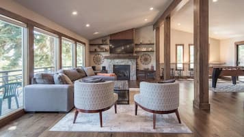 Télévision, cheminée, services de streaming