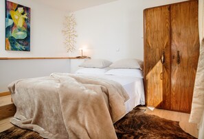 3 chambres, coffre-fort, bureau, fer et planche à repasser