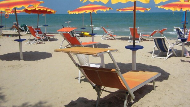 A beach with rows of sun loungers and beach umbrellas. - Victoria Mobilehome Village Residence Juliamare (Giulianova)