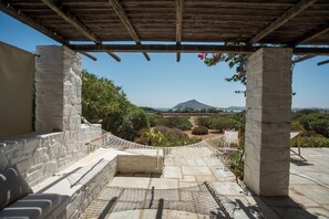 Terrace/patio - Elegant, laid-back and by the sea by VillaRentalsgr (Paros)