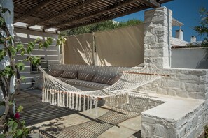 Terrace/patio - Elegant, laid-back and by the sea by VillaRentalsgr (Paros)
