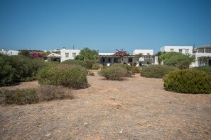 Exterior - Elegant, laid-back and by the sea by VillaRentalsgr (Paros)