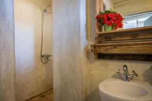 Villa, 3 Bedrooms | Bathroom | Shower, hair dryer, towels