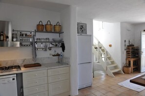 Villa, 3 chambres | Cuisine privée | Grand réfrigérateur, four, plaque de cuisson, lave-vaisselle