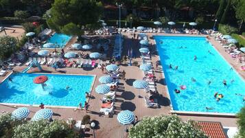 4 Außenpools, Sonnenschirme, Liegestühle