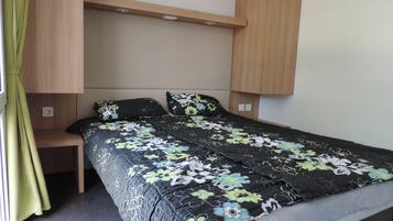 Ein Schlafzimmer mit Bett, Nachttisch und Kopfteil.