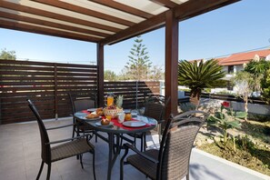 تناول الطعام بالخارج