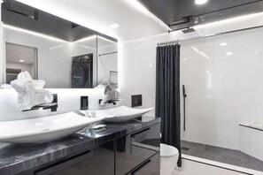 Baignoire, sèche-cheveux, serviettes fournies