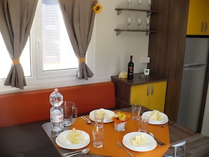 Mobile Home | Coin séjour | Télévision à écran plat, table de tennis de table
