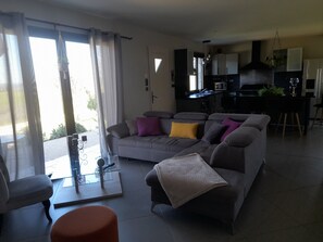 Smart-TV, videospill, DVD-spiller og bordtennis