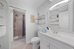 Bathtub, hair dryer, towels - The Summit 615 - Charming Oceanfront Condo (Panama City)