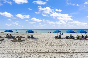 På stranden