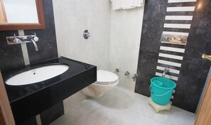 Kamar Standar | Kamar mandi | Shower, perlengkapan mandi gratis,  dan handuk